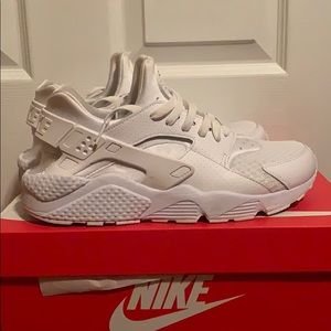 Barley worn shoes.  Good condition.  Athletic shoe